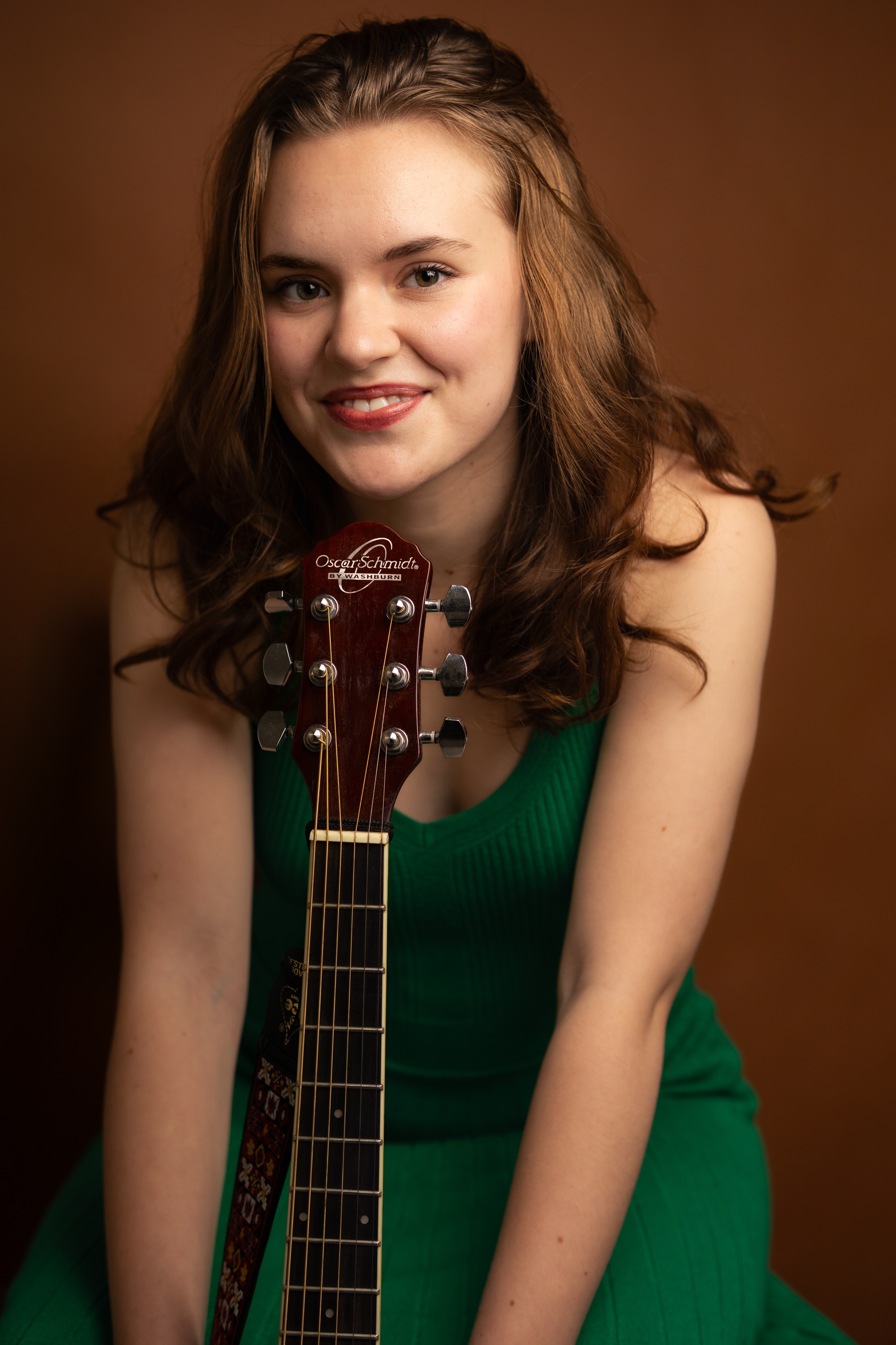 Portrait of Ramona Nina with an acoustic guitar